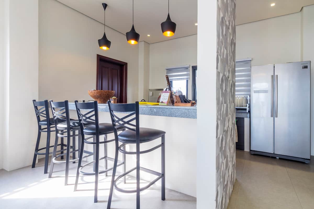 Kitchen and breakfast counter with seating for four